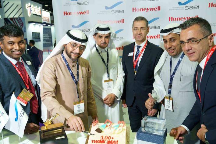 Senior representatives from Honeywell and Saudia Aerospace Engineering Industries (SAEI) celebrate the completion of more than 100 auxiliary power unit (APU) repairs at the SAEI Jet Propulsion Center in Jeddah, Saudi Arabia, a Honeywell certified service center.