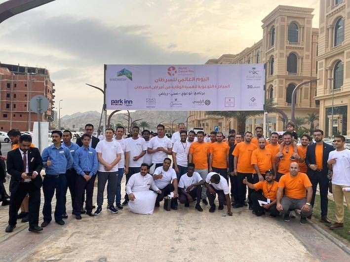 Members of the Shaza Makkah who participated in the event on World Cancer Day to raise awareness of the disease. The evnt was held under the slogan of “I am, and I will.” 