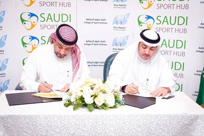 The University of Jeddah, represented by the College of Sports Sciences, signed a cooperation agreement with the Saudi Sport Hub in Jeddah Governorate on Thursday.