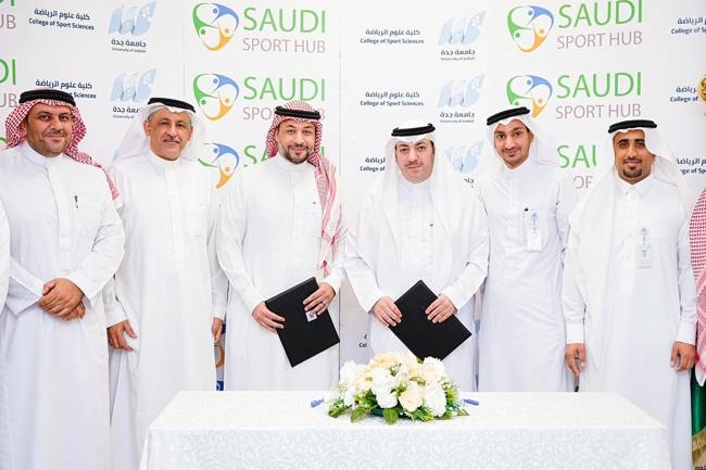 The University of Jeddah, represented by the College of Sports Sciences, signed a cooperation agreement with the Saudi Sport Hub in Jeddah Governorate on Thursday.