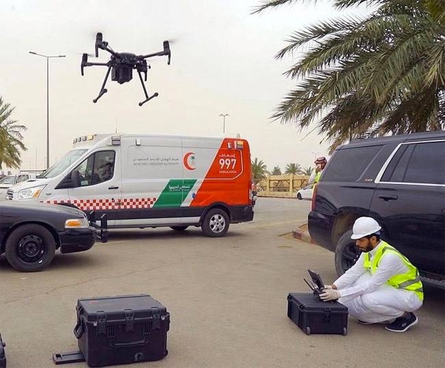Al-Qassim Mayoralty is using a drone, fitted with modern thermal cameras and functioning according to artificial intelligence, to monitor the body temperatures of market-goers in Buraidah Livestock Market.