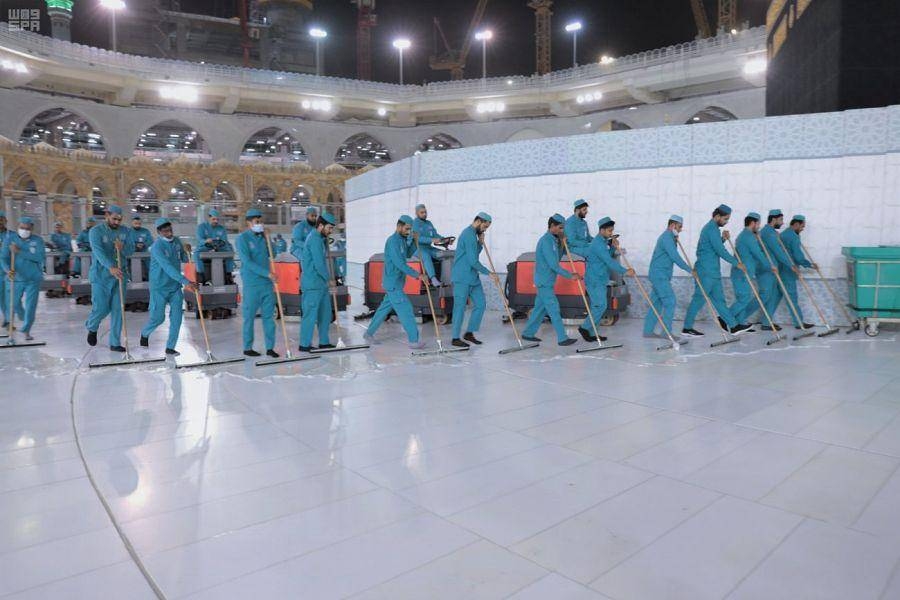 3,500 workers, 89 machines
disinfect Grand Mosque daily