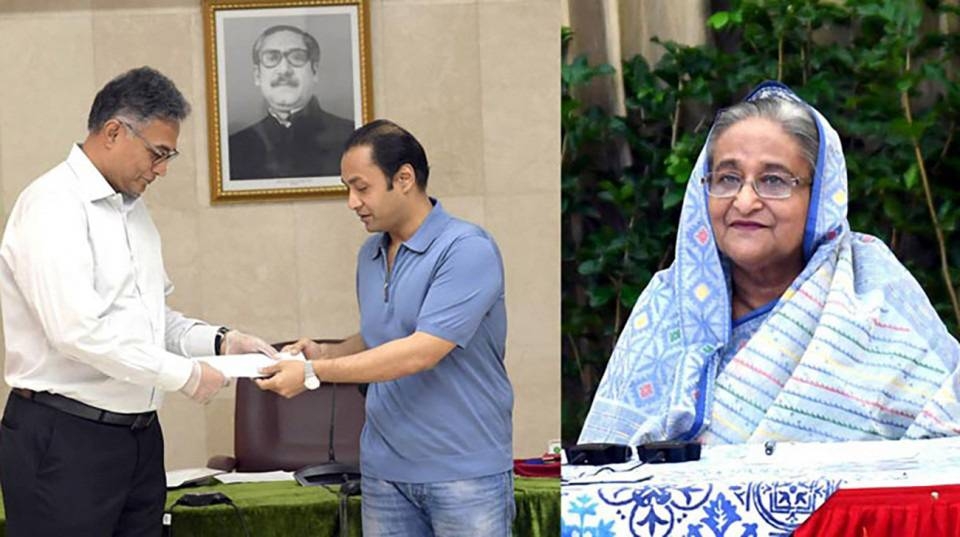 Basundhara Group Managing Director Sayem Sobhan Anvir handing over a check of Tk100 million to Bangladesh Prime Minister’s Office.