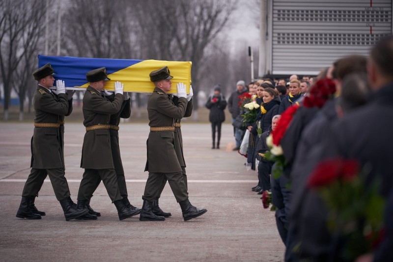 Soldiers carry a coffin of one of the eleven victims of the Ukraine International Airlines flight 752 plane disaster during a memorial ceremony outside Kiev on Jan. 19, 2020. -- File photo