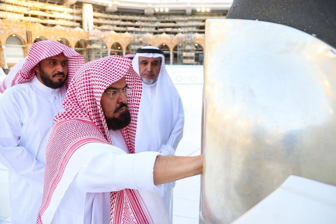The General President of the Affairs of the Grand Mosque and the Prophet’s Mosque, Sheikh Abdul Rahman Al-Sudais uses “Ozone tech” to sterilize Islam’s holiest site, the Kaaba, in the Grand Mosque in Makkah, Monday. — Photos courtesy Twitter