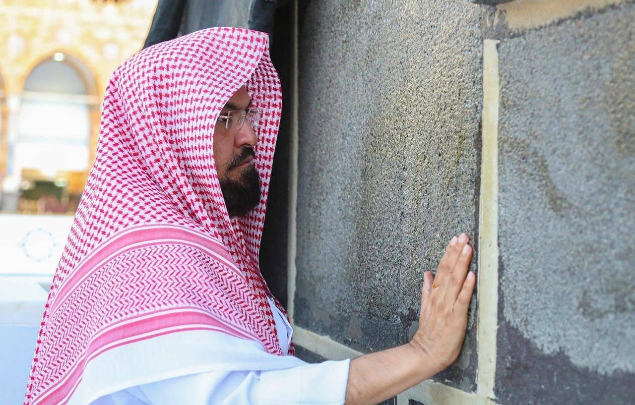 The General President of the Affairs of the Grand Mosque and the Prophet’s Mosque, Sheikh Abdul Rahman Al-Sudais uses “Ozone tech” to sterilize Islam’s holiest site, the Kaaba, in the Grand Mosque in Makkah, Monday. — Photos courtesy Twitter