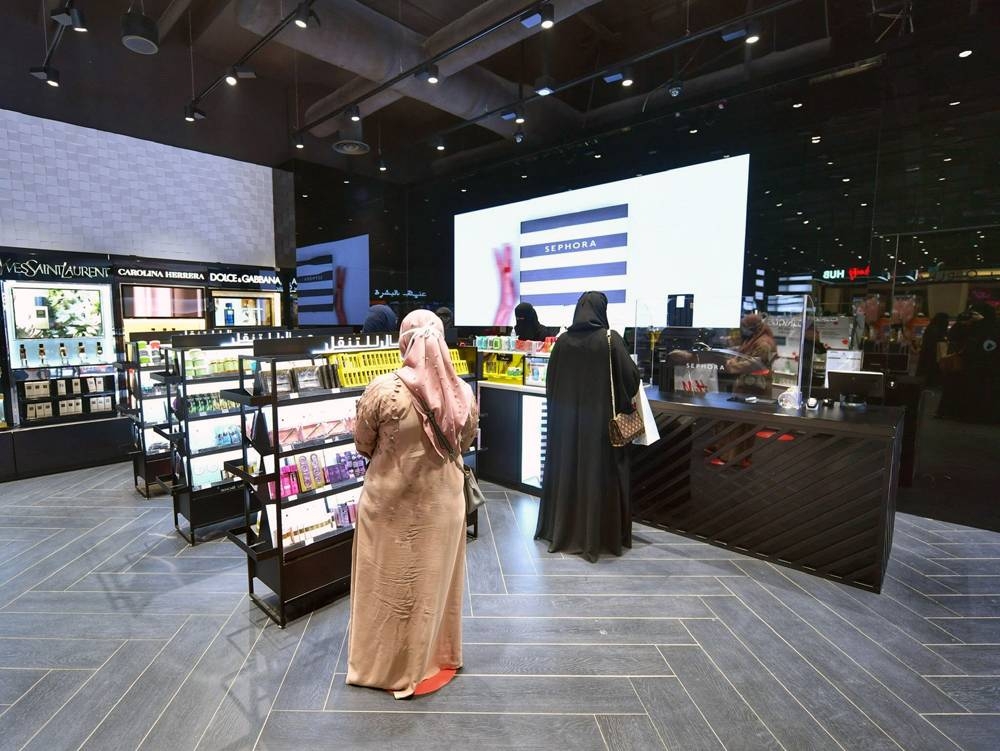 Saudi female employees have resumed work since Wednesday in the malls in all regions of the Kingdom. Shoppers, including citizens and expatriates, have begun flocking to the malls to purchase their needs.