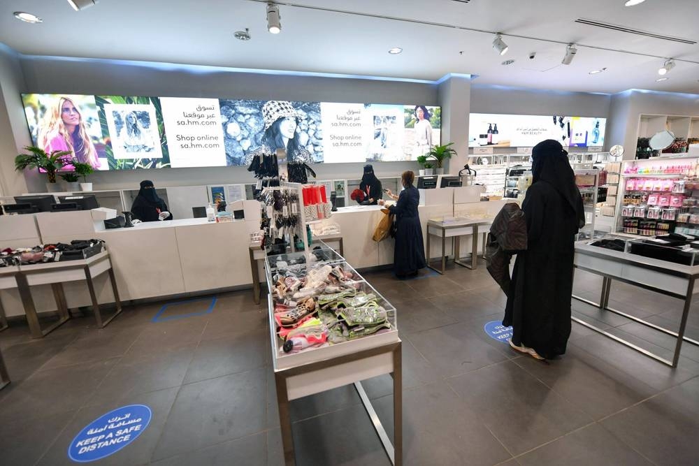 Saudi female employees have resumed work since Wednesday in the malls in all regions of the Kingdom. Shoppers, including citizens and expatriates, have begun flocking to the malls to purchase their needs.