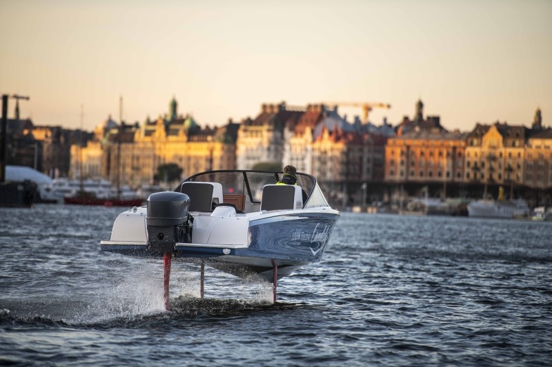 The flying Candela Seven is the first electric boat with both high speed and long range. 