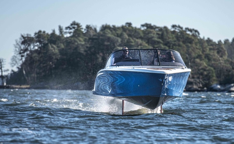 The flying Candela Seven is the first electric boat with both high speed and long range. 