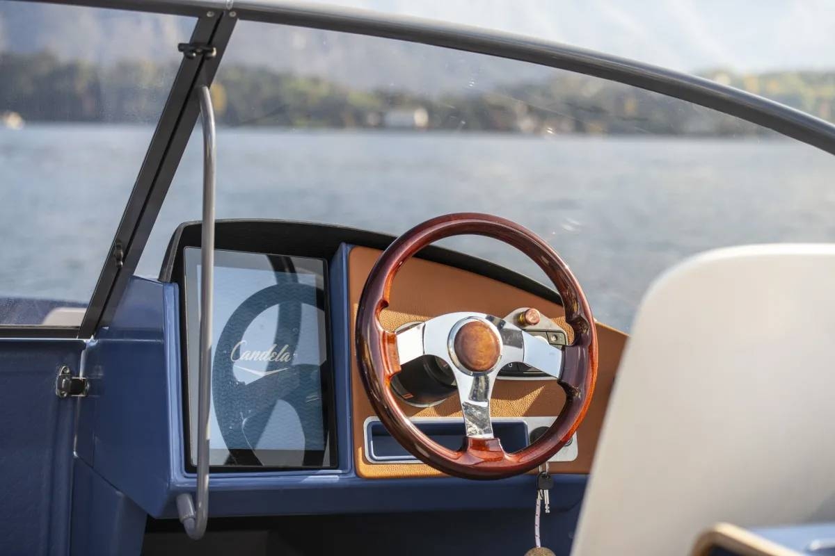 The flying Candela Seven is the first electric boat with both high speed and long range. 