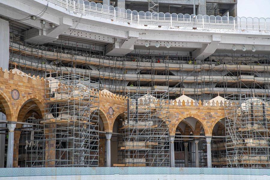 The agency said that the resumption of work includes the main gates, installation of artificial stone ceilings, completion of architectural arches overlooking the courtyard and other major works. — SPA photos
