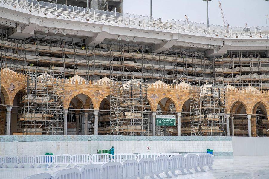 The agency said that the resumption of work includes the main gates, installation of artificial stone ceilings, completion of architectural arches overlooking the courtyard and other major works. — SPA photos 