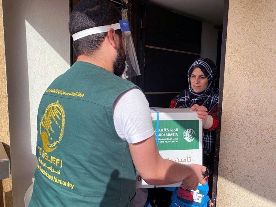 KSrelief distributes 4,125 food baskets in Lebanon.