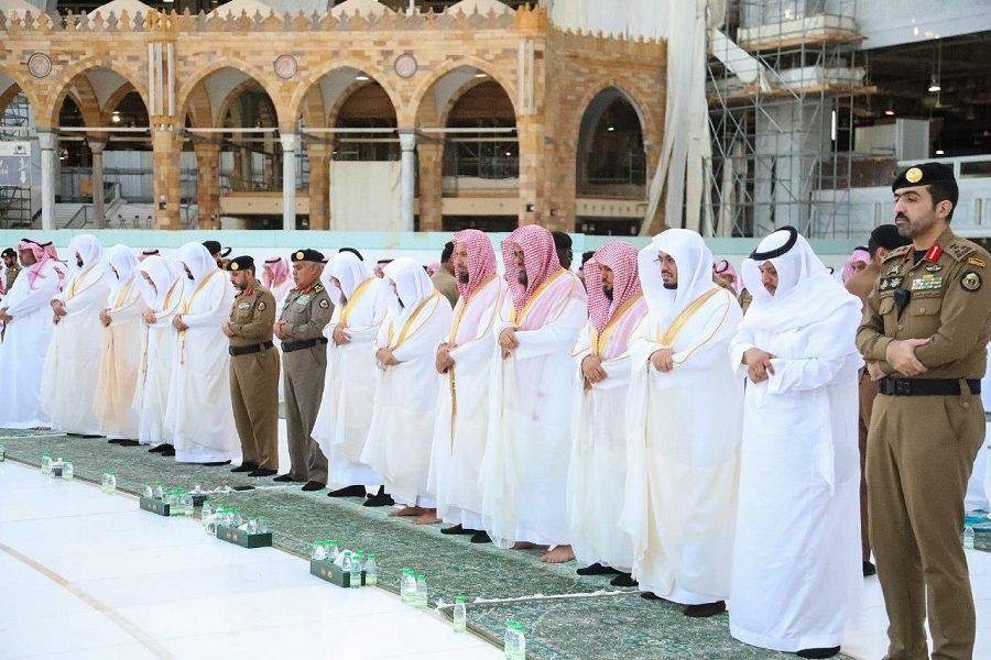 Muslims on Sunday performed the blessed Eid Al-Fitr prayer at the Grand Holy Mosque and the Prophet's Mosque amid the necessary precautionary and preventive measures which are being followed in other prayers in the Two Holy Mosques to prevent the spread of coronavirus. — SPA photos