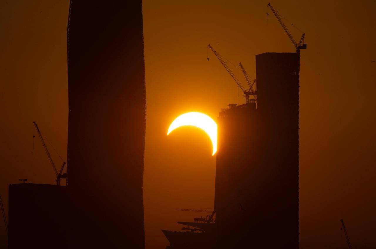 Кольцеобразное солнечное затмение фото