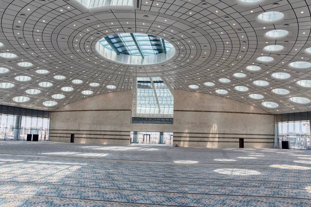 The architecture of the University of Tabuk mosque is a blend between the arts of Islamic civilization and the aesthetics of modern architecture.