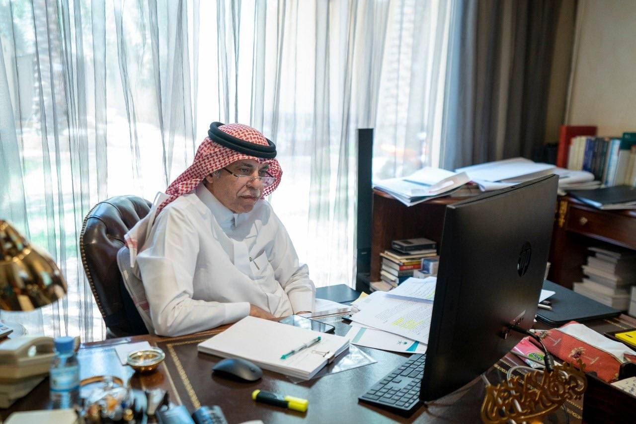 Minister in Charge of Media Dr. Majid Al-Qasabi, during his virtual meeting with over hundred of male and female opinion writers. 