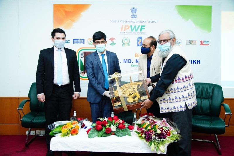 Indian Pilgrims’ Welfare Forum officials presenting a replica of the Grand Mosque to outgoing Consul General Mohammed Noor Rahman Sheikh.
