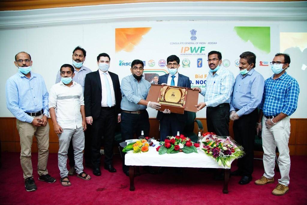 Indian Pilgrims’ Welfare Forum officials presenting a replica of the Grand Mosque to outgoing Consul General Mohammed Noor Rahman Sheikh.
