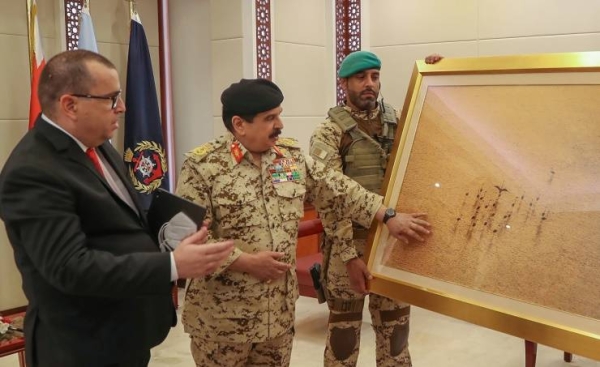 Bahrain king lauds armed forces' efforts
in coronavirus crisis as he visits BDF HQ