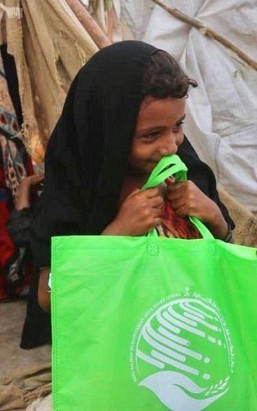 KSrelief hands out Eid clothing sets to orphan kids in Yemen