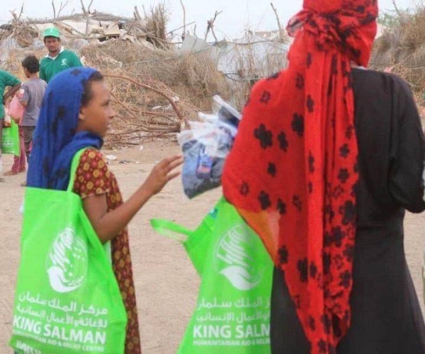 KSrelief hands out Eid clothing sets to orphan kids in Yemen