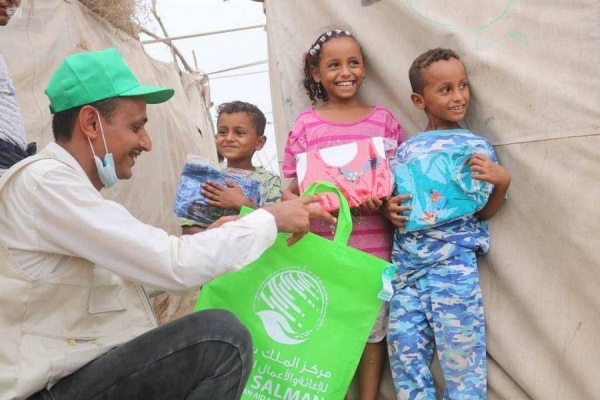 KSrelief hands out Eid clothing sets to orphan kids in Yemen