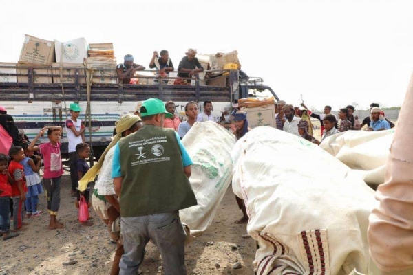 As part of the aid campaign, tents, blankets and rugs are being distributed to the families who have lost their shelters due to the rains and torrential floods in the two governorates. — SPA photos