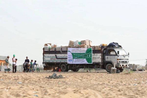 As part of the aid campaign, tents, blankets and rugs are being distributed to the families who have lost their shelters due to the rains and torrential floods in the two governorates. — SPA photos