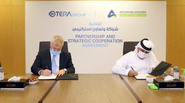 Khalifa Khouri, chairman of APEX National Investment (right), and Oren Sadiv, chairman of TeraGroup signing an agreement in Abu Dhabi, UAE. — Photo courtesy: WAM