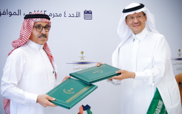 Minister of Energy Prince Abdulaziz Bin Salman, right, and Nazmi Al-Nasr, CEO of NEOM, sign a memorandum of understanding for cooperation in the fields of energy between the ministry and the NEOM company. 