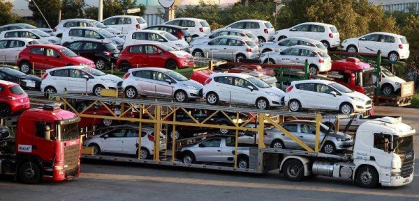The lower-tier tax brackets, which cover the bulk of the car market, were increased by 15,000 lira and 10,000 lira, with tax rates remaining at 45 percent and 50 percent.