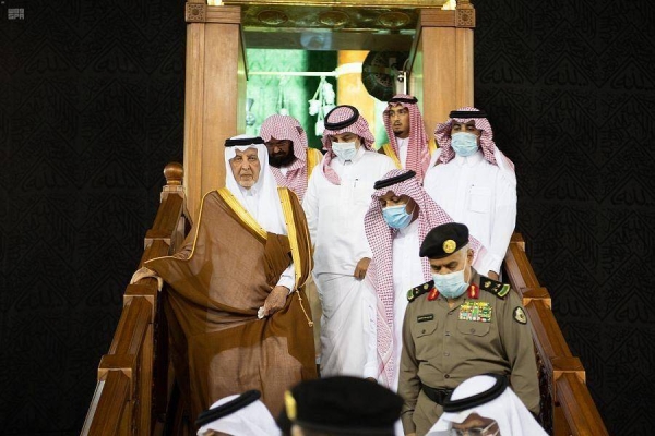 Makkah emir leads washing of Holy Kaaba