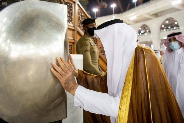 Makkah emir leads washing of Holy Kaaba