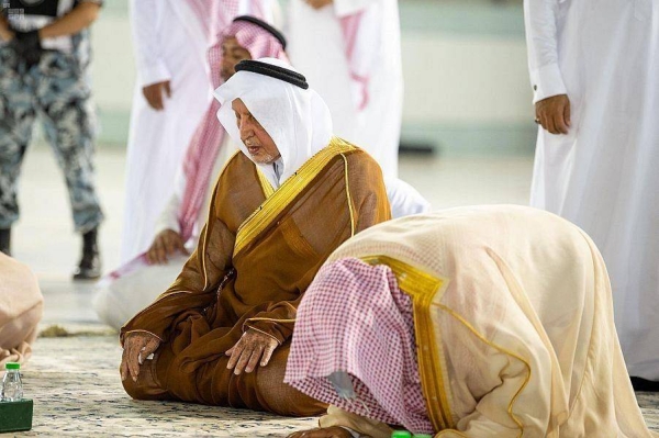 Makkah emir leads washing of Holy Kaaba