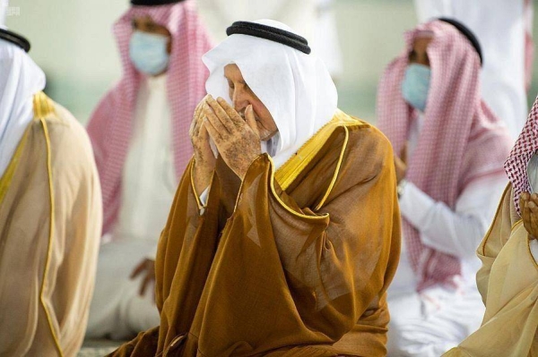 Makkah emir leads washing of Holy Kaaba