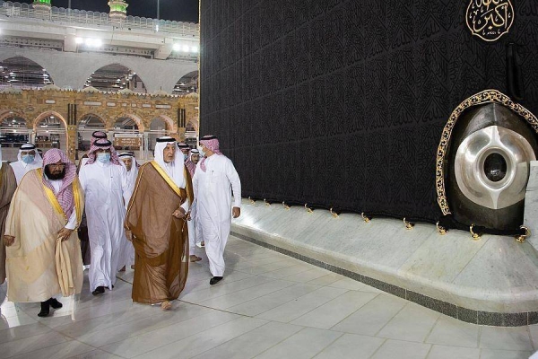 Makkah emir leads washing of Holy Kaaba