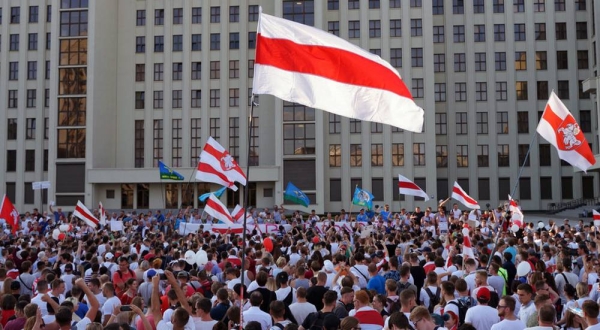 A large crowd protesting in Belarus. — courtesy Kseniya Halubovich