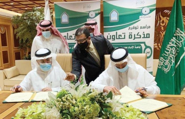 OIC Secretary General Dr. Yousef Al-Othaimeen and President of Imam Muhammad Bin Saud Islamic University Dr. Ahmed Bin Salem Al-Amri signing the accord at the weekend. — SPA photo