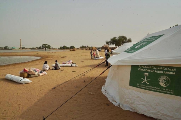 KSrelief donates 400 tents and shelter aid packages to those affected by the floods in Sudan.

