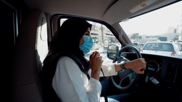 Sara Al-Anizi는 구급차 운전사로 선택했습니다.  그녀는 직업에서 일하는 최초의 사우디 여성 중 한 명입니다.