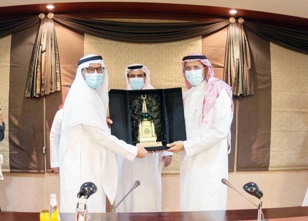 Jameel Altheyabi, editor-in-chief of Okaz and Saudi Gazette, presenting a memento to Minister of Industry and Mineral Resources Bandar Alkhorayef in Jeddah on Sunday.