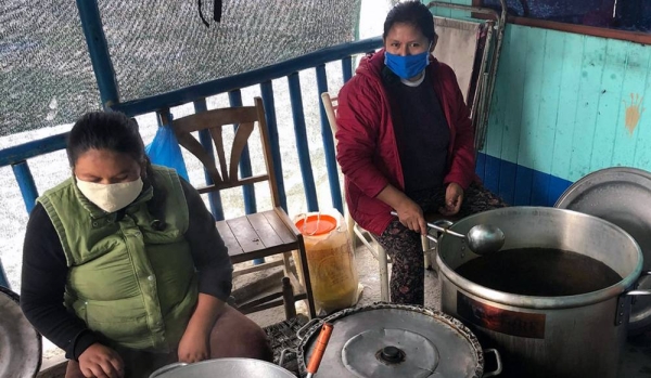 Community kitchen serves hot lunches for Peruvians. – courtesy WFP/Guillermo Galdos