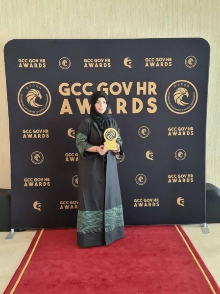 Dr. Sarah Al-Otaibi, director at women's Makkah branch of the Institute of Public Administration, has been awarded the “Women Leadership Award of the Year 2020 in the GCC'' during the Government Summit for Human Resources held in Dubai.
