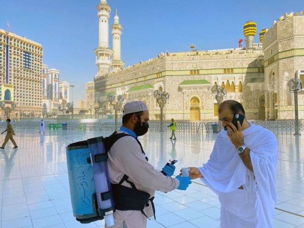 The General Presidency for the Affairs of the Two Holy Mosques distributed 1.2 single-use bottles of Zamzam water among the Umrah pilgrims and worshipers at the Grand Mosque in Makkah.