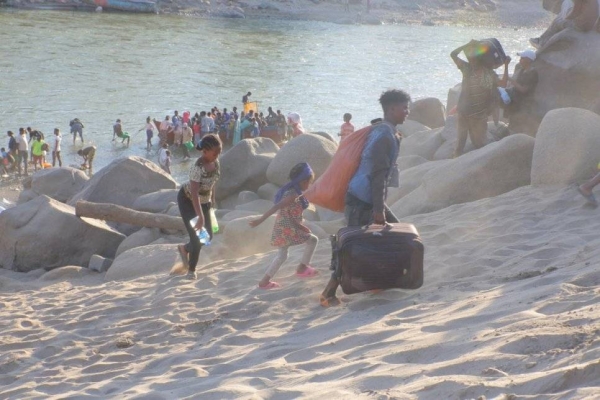 Ethiopian refugees cross the border into Hamdayet, Sudan, leaving the Tekeze River in the background. — Courtesy photo