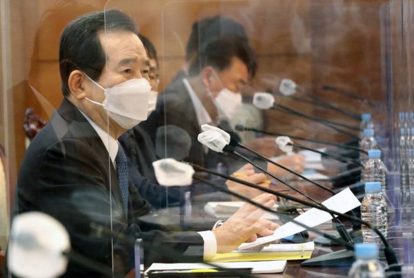 Prime Minister Chung Sye-kyun presides over a meeting of the Central Disaster and Safety Countermeasure Headquarters at the government complex in Seoul on Friday. — courtesy Yonhap