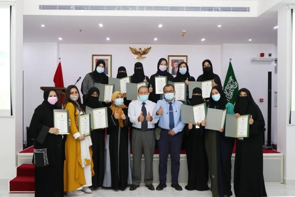 
Female graduates of the language course pose for a photo with Indonesian Consul General Eko Hartono and consulate media official Fauzi Al-Chusni during the ceremony at the consulate premises.