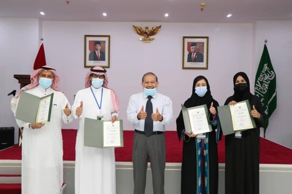 
Female graduates of the language course pose for a photo with Indonesian Consul General Eko Hartono and consulate media official Fauzi Al-Chusni during the ceremony at the consulate premises.